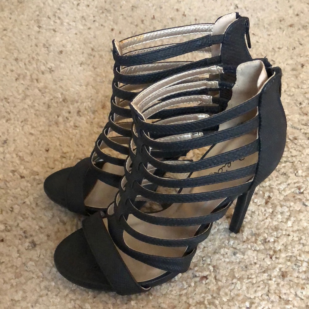 Black strappy heels 👠